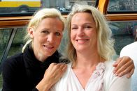 Verrückt nach Meer – ARD/BR VERRÜCKT NACH MEER, FOLGE 119, "Grachtenfahrt ins Glück" Uhr im ERSTEN. Die Passagierinnen Stefanie und Karin bei einer Grachtenfahrt in Amsterdam, Niederlande.