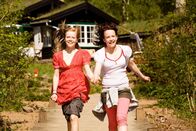 Karla & Katrine – Karla (Elena Arndt-Jensen, li.) und Katrine (Nanna Finding, re.) sind beste Freundinnen, doch ihre Frendschaft wird auf eine harte Probe gestellt...