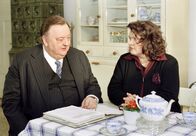 Der Dicke – Gregor Ehrenberg (Dieter Pfaff) versucht der gekündigten Pfarrei-Angestellten Karin Puchta (Sabine Orléans) zu helfen.