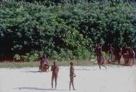 Mysteriöse Inseln – Einheimische der Nord-Sentinel-Insel versammelten sich am Strand. (Alamy Stock Photo/Dinodia Photos DM)