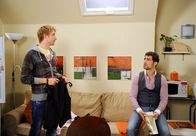 Rote Rosen – ARD ROTE ROSEN FOLGE 1344 Uhr im ERSTEN. Nils (Gabriel Merz, r.) gibt nicht auf, seinen Kumpel Mick (Tobias Rosen, l.) mit Bente zu verkuppeln.