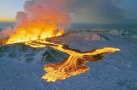 Der bewegte Planet - Wie Elemente unser Klima formen – Vulkanausbruch auf Island nahe der Stadt Grindavík