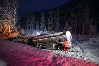 Ice Road Rescue - Extremrettung in Norwegen – Der Lkw war mit leeren Milchtanks unterwegs, als er über den Fahrbahnrand geriet und in den Graben fuhr. (National Geographic für Disney)