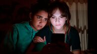 Cat Person – Von links: Taylor (Geraldine Viswanathan) und Margot (Emilia Jones) werden die Nachrichten von Robert allmählich unheimlich. Weiteres Bildmaterial finden Sie unter www.br-foto.de.
