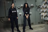 Brooklyn Nine-Nine – Amy Santiago (Melissa Fumero, l.); Rosa Diaz (Stephanie Beatriz, r.)