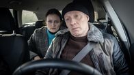 Im Abgrund – Die Ermittlerin Lisa (Tinka Fürst, li.) und ihr Kollege Eric (Simon Schwarz, re.) haben sehr gegensätzliche Herangehensweisen.