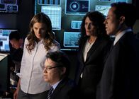 Castle – Im Wettlauf gegen die Zeit: Kate Beckett (Stana Katic, 2.v.l.), Agent Richmond (Peter James Smith, 3.v.r.), Agent Rachel McCord (Lisa Edelstein, 2.v.r.) und Chief Carl Villante (Yancey Arias, r.) sind noch immer auf der Suche nach dem Mittel, das Castle retten kann ...
