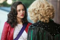 The Goldbergs – Mutter und Tochter sind sich uneinig: Hayley Orrantia als Erica Goldberg, Wendi McLendon-Covey als Beverly Goldberg