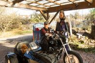 SOKO Stuttgart – Anton Kreutzner (Claus Theo Gärtner, l.) und sein Hund Fidel sind von dem neuen Motorrad, das ihnen Karl "Schrotti" Schrothmann (Michael Gaedt) besorgt hat, schwer begeistert.