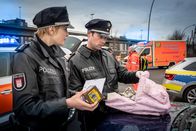 Notruf Hafenkante – Melanie (Sanna Englund) und Mattes (Matthias Schloo) durchsuchen den Rucksack der Täterin, den sie bei ihrer Flucht verloren hat. Vielleicht finden sie Hinweise zu ihrer Identität.