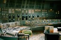 Tschernobyl - Die Katastrophe – Der Reaktorkontrollraum von Block 3 in Tschernobyl, identisch mit dem von Block 4, war zeitweise für Besucher zugänglich. Selbst in den zerstörte Kontrollraum von Block 4 konnten Besucher herein. Doch die Aufenthaltsdauer in Kontrollraum 4 war auf fünf Minuten beschränkt.