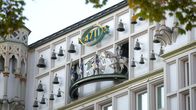 Deutschlands große Clans – Am Stammhaus in der Kölner Glockengasse erinnert ein Glockenspiel an die Legende des französischen Offiziers, der die Ziffern 4711 an die Hauswand geschrieben haben soll.