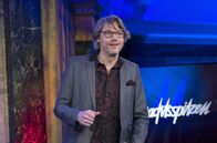 Mitternachtsspitzen extra – Christoph Sieber (Foto), neuer Gastgeber der "Mitternachtsspitzen" in schwerer Zeit, blickt gemeinsam mit Wilfried Schmickler auf das kabarettistisch Beste, das im Kölner Wartesaal am Dom über Angela Merkel gesagt wurde: Ein Feuerwerk der Zuspitzungen, ein Wiedersehen auch mit Jürgen Becker, Volker Pispers, Urban Priol, Arnulf Rating, Hagen Rether, Mathias Richling, Georg Schramm, Florian Schroeder, Simone Solga und anderen.