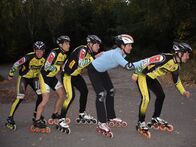 Karen in Action – Für die Reporterin Karen gibt es heute kein Tempolimit. Sie muss richtig schnell sein, damit sie gegen die Speedskater aus Berlin eine Chance hat. Die Jungs sind auf ihren Inline-Skates bis zu 64 km/h schnell.