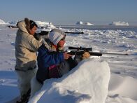 GEO Reportage – In einer der nördlichsten besiedelten Region der Welt ist Jagen eine der wenigen Möglichkeiten für die Menschen, ihren Lebensunterhalt zu verdienen. Doch die Jagd bedeutet für die Polar-Inuit nicht nur Versorgung. Aus ihr leiten sie ihre Identität ab.