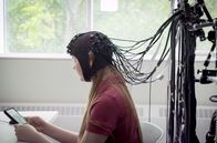 Der digitale Tsunami – Neurologisches Experiment zur Handynutzung: Der übermäßige Konsum von Social Media kann zu Sucht, Angstzuständen und depressiven Symptomen führen.