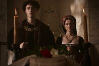 Mythos Heinrich VIII. – Heinrich VIII. und Katharina von Aragon heiraten kurz nach seiner Krönung. Aus Liebe wird zunehmend Verbitterung, als sie ihm keinen Thronerben schenkt.