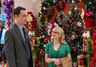 The Big Bang Theory – Erleben ein ganz besonderes Weihnachtsfest: Bernadette (Melissa Rauch, r.) und Sheldon (Jim Parsons, l.) ...