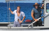 Hawaii Five-0 – Eigentlich sollte es ein kleiner Angelausflug werden, doch das Boot von Steve (Alex O'Loughlin, r.) und Danny (Scott Caan, l.) wird gekidnappt und sie werden zum Sterben auf hoher See ausgesetzt ...