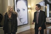 Ringer – Die Situation eskaliert und Andrew (Ioan Gruffudd, r.) setzt seine Ex-Frau Catherine (Andrea Roth, l.), die sich vorübergehend bei ihm und Bridget eingenistet hat, vor die Tür ...