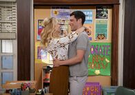 The Neighborhood – Gemma Johnson (Beth Behrs, l.): Dave Johnson (Max Greenfield, r.)