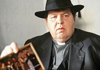 Pfarrer Braun – Pfarrer Braun (Ottfried Fischer) ist des Rätsels Lösung auf der Spur.