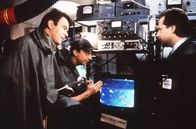Meine Stiefmutter ist ein Alien – Der Radio-Astronom Dr. Steve Mills (Dan Aykroyd, l.) und seine Kollegen experimentieren mit der Klystron-Röhre.