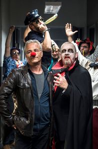 Tatort – Auch im Präsidium wird Karneval gefeiert: Kommissar Freddy Schenk (Dietmar Bär, r) geht als Vampir, während sein Kollege Max Ballauf (Klaus J. Behrendt, l) nur widerwillig die Pappnase trägt.
