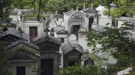 Mythos - Die größten Rätsel der Geschichte – Der Père-Lachaise Friedhof in Paris. Hier liegen düstere Vampir-Legenden verborgen.
