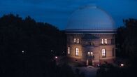 Terra X: Faszination Universum – Der Große Refraktor auf dem Potsdamer Telegrafenberg. Die Moderationen mit Prof. Harald Lesch kommen aus dem historischen Gebäude. Heute gehört es zum Leibniz-Institut für Astrophysik Potsdam. Mit dem Doppelteleskop wurde einst das Interstellare Medium entdeckt.