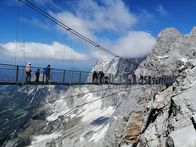 Expeditionen: Gebirgswelten – Abenteuer Alpen: eine gigantische Hängebrücke unter dem Dachstein-Gipfel, mit 2995 Metern Höhe das höchste Bergmassiv der österreichischen Bundesländer Oberösterreich und Steiermark