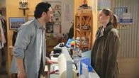 Rote Rosen – Als Bella (Alessia Mazzola) Elyas (Mehmet Daloğlu) bittet, seine Protestaktion zu beenden, eskaliert die Situation und die beiden geraten in einen heftigen Streit.