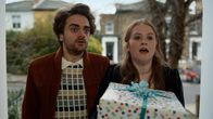 Extraordinary – Jizzlord (Luke Rollason, l.) und Jen (Máiréad Tyers, r.) sind bei Nora eingeladen. Jizzlords Sohn Alfie hat Geburtstag und sie haben ein großes Geschenk für ihn mitgebracht.