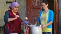 Zu Tisch ... – Zu Tisch Swanetien – Georgien Lilly Tamliani und Schwiegertochter Khatia füllen den georgischen Ketchup aus gekochten Pflaumen ab. Copyright: SRF/Berlin Producers/Gerd Müller