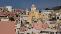 Traumorte – Italien wie aus dem Bilderbuch: Die bunten Häuser auf der Insel Procida sind ein beliebtes Fotomotiv.