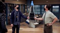 Brooklyn Nine-Nine – Jake Peralta (Andy Samberg, l.); Charles Boyle (Joe Lo Truglio, r.)