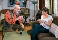Rote Rosen – ARD ROTE ROSEN FOLGE 1838 Uhr im ERSTEN. Durch Hannes (Claus Dieter Clausnitzer, l.) erkennt Ariane (Alexandra Horn, r.) hoffnungsvoll, dass ausgerechnet Nathalies Oldtimer, Robin zu seinem Traumjob verhelfen könnte.