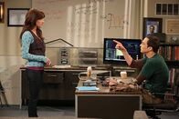 The Big Bang Theory – Sheldon (Jim Parsons, r.) hat einen ganz besonderen Auftrag für Alex (Margo Harshman, l.) ...