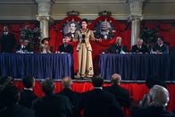Die Deutschen – Leidenschaftlich hält Rosa Luxemburg (Tereza Brodská) auf einem Parteitag der SPD eine Rede (um 1898). Sie legt sich mit den Altvätern der Sozialistischen Partei an und bezieht spöttisch und angriffslustig Position. Sie wird sich später an die Spitze des linken Flügels der Partei setzen und schließlich mit Karl Liebknecht den Spartakusbund gründen, den Vorläufer zur KPD.