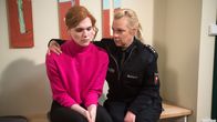 Rote Rosen – Sandra (Theresa Hübchen, r.) tut es weh, Nici (Lucy Hellenbrecht, l.) so leiden zu sehen.