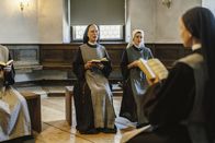 Tatort – Von links: Schwester Angela (Ulrike Willenbacher) und Schwester Antonia (Maresi Riegner) mit den anderen Nonnen beim Singen.