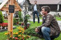 Der Bergdoktor – Martin Gruber (Hans Sigl, r.) braucht eine Weile, doch dann stattet er seinem Widersacher Arthur Distelmeier einen Besuch auf dem Friedhof ab. Im Hintergrund beobachtet Hans (Heiko Ruprecht, l.) nachdenklich seinen Bruder.