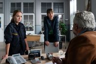 Die Rosenheim-Cops – Die Kommissare Hecht (Thekla Hartmann, M.) und Stadler (Dieter Fischer, r.) erfahren von der Polizistin Pia Arnbruck (Katharina Plank, l.), dass in der Wohnung des Opfers gestohlene Gemälde gefunden wurden.