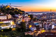 planet schule: Big Cities – Die Stadt Lissabon geht ihren eigenen Weg, um traditionelle Stadtviertel zu bewahren, in denen sich die alteingesessene Bevölkerung immer schwerer behaupten kann. Sie hat das Modell des "Bürgerhaushalts" entwickelt, bei dem die Bürgerinnen und Bürger dem Stadtrat Projekte vorschlagen können, die mit Hilfe des öffentlichen Etats verwirklicht werden. So haben die Bewohnerinnen und Bewohner des alten Stadtteils Mouraria zahlreiche soziale und kulturelle Projekte ins Leben gerufen, um ihr Viertel neu zu gestalten. Sie haben eine Zeitschrift gegründet, in der über wichtige lokale Ereignisse berichtet wird. Mit einem Fado-Wettbewerb wollen sie die Fado-Musik nach Mouraria zurückholen, wo sie einst lebendig war.