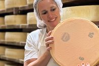 Einstein – Einstein Schweizer Käse: Was macht ihn so einzigartig? Kathrin Hönegger hält einen Käselaib in der Hand. Copyright: SRF