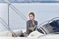 WaPo Bodensee – Klebers Geliebte Franka Schultz (Teresa Klamert) flieht im Sportboot vor der Polizei.