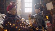 Der scheinheilige Nikolaus – Artem hat den berüchtigten Einbrecher Kaban überwältigt (von li nach re: Vasyl Virastiuk, Maksym Luchak). Jetzt gilt es, den echten Heiligen Nikolaus zu finden und ihm seinen Mantel zurückzugeben.