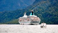 Verrückt nach Meer – Die Grand Lady in einem chilenischen Fjord. Weiteres Bildmaterial finden Sie unter www.br-foto.de.