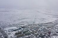 Unsere Kontinente – Die Minenstadt Mirny in Jakutien in Russland grenzt direkt an das Diamantenbergwerk Mir an.