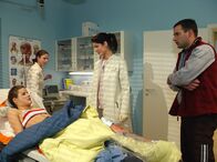 In aller Freundschaft – Regie:Peter Vogel Uhr im Ersten. Judith Huth (Lulu Grimm, li.) wird nach einem Trainingsunfall mit ihrem Bruder Benny Huth (Steffen Bielig) in die Sachsenklinik eingeliefert. Dr. Elena Eichhorn (Cheryl Shepard, mi.) untersucht sie.